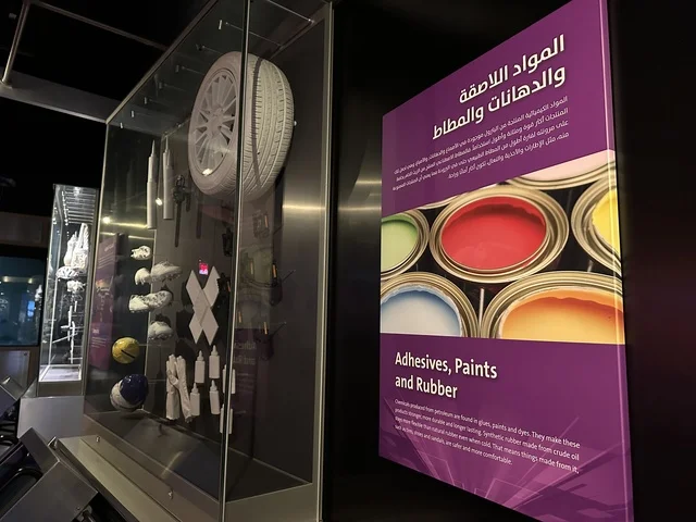 لوحات ارشادية تعليمية في معرض الطاقة فى مركز الملك عبدالعزيز الثقافي العالمي ( إثراء ) بالظهران ، المنطقة الشرقية، المملكة العربية السعودية، يوم 19 من يناير 2026 ، فعالية تسلط الضوء على مصادر الطاقة والتقنيات الحديثة، معروضات تعليمية وتجارب علمية مبتكرة، محتوى تعريفي يربط بين الاستدامة والابتكار، أجواء ثقافية ملهمة تناسب جميع الفئات.