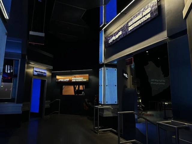 قسم التكرير والتوزيع في معرض الطاقة فى مركز الملك عبدالعزيز الثقافي العالمي ( إثراء ) بالظهران ، المنطقة الشرقية، المملكة العربية السعودية، يوم 19 من يناير 2026 ، فعالية تسلط الضوء على مصادر الطاقة والتقنيات الحديثة، معروضات تعليمية وتجارب علمية مبتكرة، محتوى تعريفي يربط بين الاستدامة والابتكار، أجواء ثقافية ملهمة تناسب جميع الفئات.