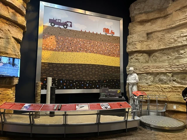 مجسم لطبقات الأرض الجيولوجية في معرض الطاقة فى مركز الملك عبدالعزيز الثقافي العالمي ( إثراء ) بالظهران ، المنطقة الشرقية، المملكة العربية السعودية، يوم 19 من يناير 2026 ، فعالية تسلط الضوء على مصادر الطاقة والتقنيات الحديثة، معروضات تعليمية وتجارب علمية مبتكرة، محتوى تعريفي يربط بين الاستدامة والابتكار، أجواء ثقافية ملهمة تناسب جميع الفئات.