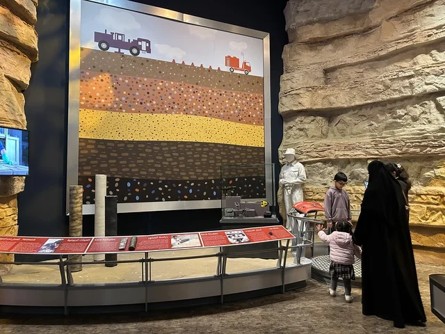 مجسم لطبقات الأرض الجيولوجية في معرض الطاقة فى مركز الملك عبدالعزيز الثقافي العالمي ( إثراء ) بالظهران ، المنطقة الشرقية، المملكة العربية السعودية، يوم 19 من يناير 2026 ، فعالية تسلط الضوء على مصادر الطاقة والتقنيات الحديثة، معروضات تعليمية وتجارب علمية مبتكرة، محتوى تعريفي يربط بين الاستدامة والابتكار، أجواء ثقافية ملهمة تناسب جميع الفئات.