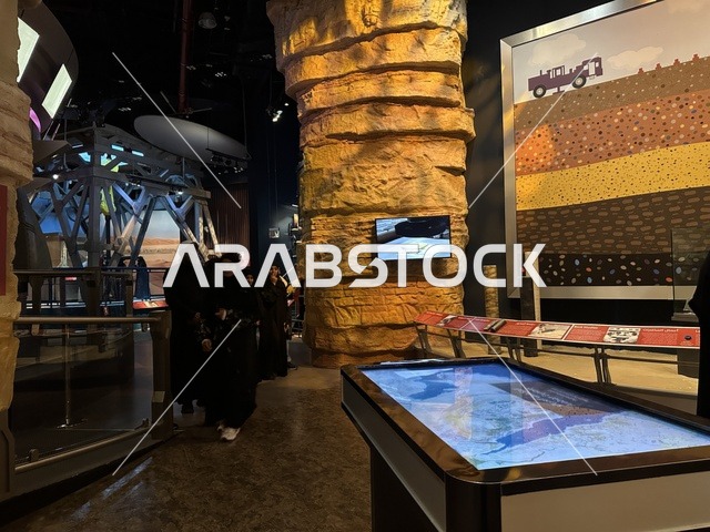 مجسم لطبقات الأرض الجيولوجية في معرض الطاقة فى مركز الملك عبدالعزيز الثقافي العالمي ( إثراء ) بالظهران ، المنطقة الشرقية، المملكة العربية السعودية، يوم 19 من يناير 2026 ، فعالية تسلط الضوء على مصادر الطاقة والتقنيات الحديثة، معروضات تعليمية وتجارب علمية مبتكرة، محتوى تعريفي يربط بين الاستدامة والابتكار، أجواء ثقافية ملهمة تناسب جميع الفئات.