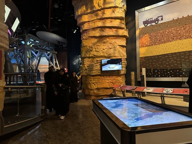 مجسم لطبقات الأرض الجيولوجية في معرض الطاقة فى مركز الملك عبدالعزيز الثقافي العالمي ( إثراء ) بالظهران ، المنطقة الشرقية، المملكة العربية السعودية، يوم 19 من يناير 2026 ، فعالية تسلط الضوء على مصادر الطاقة والتقنيات الحديثة، معروضات تعليمية وتجارب علمية مبتكرة، محتوى تعريفي يربط بين الاستدامة والابتكار، أجواء ثقافية ملهمة تناسب جميع الفئات.