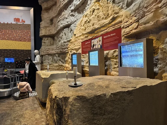 مجسم لطبقات الأرض الجيولوجية في معرض الطاقة فى مركز الملك عبدالعزيز الثقافي العالمي ( إثراء ) بالظهران ، المنطقة الشرقية، المملكة العربية السعودية، يوم 19 من يناير 2026 ، فعالية تسلط الضوء على مصادر الطاقة والتقنيات الحديثة، معروضات تعليمية وتجارب علمية مبتكرة، محتوى تعريفي يربط بين الاستدامة والابتكار، أجواء ثقافية ملهمة تناسب جميع الفئات.