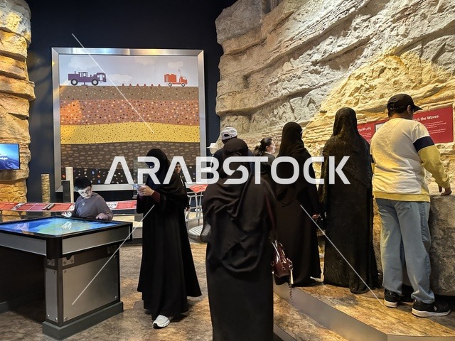مجسم لطبقات الأرض الجيولوجية في معرض الطاقة فى مركز الملك عبدالعزيز الثقافي العالمي ( إثراء ) بالظهران ، المنطقة الشرقية، المملكة العربية السعودية، يوم 19 من يناير 2026 ، فعالية تسلط الضوء على مصادر الطاقة والتقنيات الحديثة، معروضات تعليمية وتجارب علمية مبتكرة، محتوى تعريفي يربط بين الاستدامة والابتكار، أجواء ثقافية ملهمة تناسب جميع الفئات.