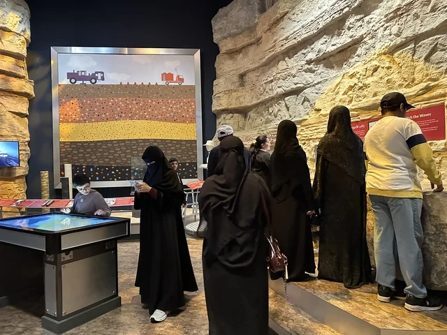 مجسم لطبقات الأرض الجيولوجية في معرض الطاقة فى مركز الملك عبدالعزيز الثقافي العالمي ( إثراء ) بالظهران ، المنطقة الشرقية، المملكة العربية السعودية، يوم 19 من يناير 2026 ، فعالية تسلط الضوء على مصادر الطاقة والتقنيات الحديثة، معروضات تعليمية وتجارب علمية مبتكرة، محتوى تعريفي يربط بين الاستدامة والابتكار، أجواء ثقافية ملهمة تناسب جميع الفئات.