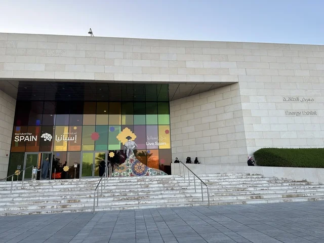 مدخل معرض الطاقة فى مركز الملك عبدالعزيز الثقافي العالمي ( إثراء ) بالظهران ، المنطقة الشرقية، المملكة العربية السعودية، يوم 19 من يناير 2026 ، فعالية تسلط الضوء على مصادر الطاقة والتقنيات الحديثة، معروضات تعليمية وتجارب علمية مبتكرة، محتوى تعريفي يربط بين الاستدامة والابتكار، أجواء ثقافية ملهمة تناسب جميع الفئات.