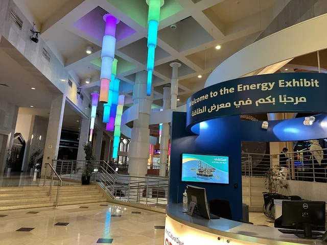 قسم الاستقبال في معرض الطاقة فى مركز الملك عبدالعزيز الثقافي العالمي ( إثراء ) بالظهران ، المنطقة الشرقية، المملكة العربية السعودية، يوم 19 من يناير 2026 ، فعالية تسلط الضوء على مصادر الطاقة والتقنيات الحديثة، معروضات تعليمية وتجارب علمية مبتكرة، محتوى تعريفي يربط بين الاستدامة والابتكار، أجواء ثقافية ملهمة تناسب جميع الفئات.