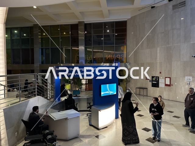 قسم الاستقبال في معرض الطاقة فى مركز الملك عبدالعزيز الثقافي العالمي ( إثراء ) بالظهران ، المنطقة الشرقية، المملكة العربية السعودية، يوم 19 من يناير 2026 ، فعالية تسلط الضوء على مصادر الطاقة والتقنيات الحديثة، معروضات تعليمية وتجارب علمية مبتكرة، محتوى تعريفي يربط بين الاستدامة والابتكار، أجواء ثقافية ملهمة تناسب جميع الفئات.