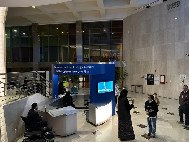 قسم الاستقبال في معرض الطاقة فى مركز الملك عبدالعزيز الثقافي العالمي ( إثراء ) بالظهران ، المنطقة الشرقية، المملكة العربية السعودية، يوم 19 من يناير 2026 ، فعالية تسلط الضوء على مصادر الطاقة والتقنيات الحديثة، معروضات تعليمية وتجارب علمية مبتكرة، محتوى تعريفي يربط بين الاستدامة والابتكار، أجواء ثقافية ملهمة تناسب جميع الفئات.