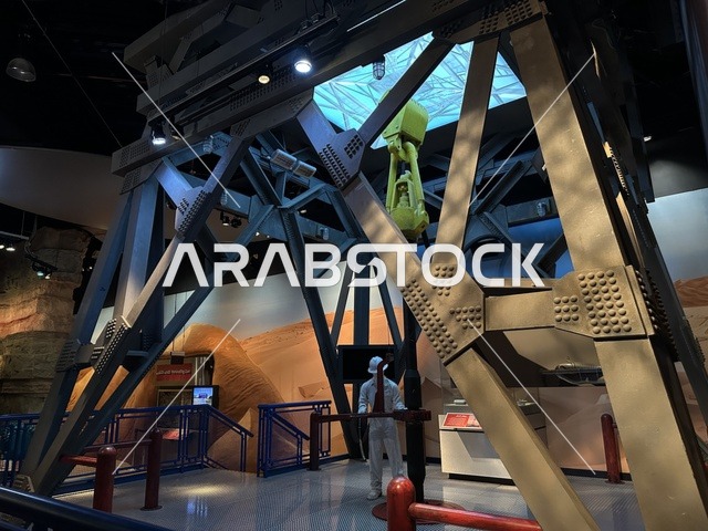 An exhibition on oil extraction processes at the Energy Exhibition in the King Abdulaziz Center for World Culture (Ithra) in Dhahran, Eastern Province, Saudi Arabia, on January 19, 2026. The event highlights energy sources and modern technologies, featuring educational exhibits and innovative scientific experiments, informative content linking sustainability and innovation, and inspiring cultural atmospheres suitable for all categories.