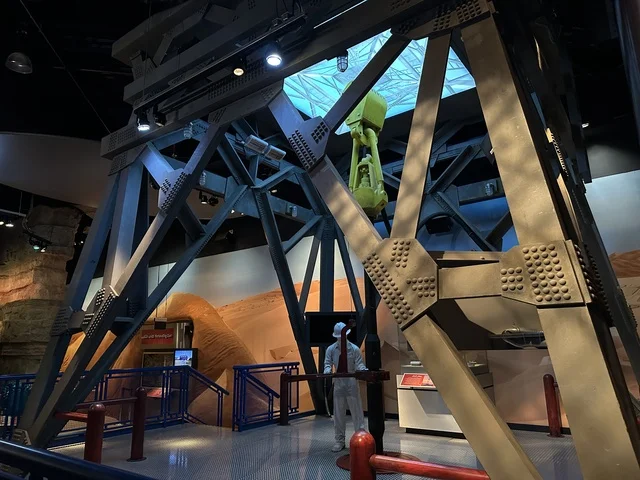 معروض لعمليات استخراج النفط في معرض الطاقة فى مركز الملك عبدالعزيز الثقافي العالمي ( إثراء ) بالظهران ، المنطقة الشرقية، المملكة العربية السعودية، يوم 19 من يناير 2026 ، فعالية تسلط الضوء على مصادر الطاقة والتقنيات الحديثة، معروضات تعليمية وتجارب علمية مبتكرة، محتوى تعريفي يربط بين الاستدامة والابتكار، أجواء ثقافية ملهمة تناسب جميع الفئات.