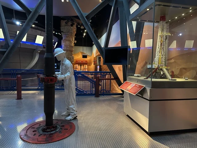 معروض لعمليات استخراج النفط في معرض الطاقة فى مركز الملك عبدالعزيز الثقافي العالمي ( إثراء ) بالظهران ، المنطقة الشرقية، المملكة العربية السعودية، يوم 19 من يناير 2026 ، فعالية تسلط الضوء على مصادر الطاقة والتقنيات الحديثة، معروضات تعليمية وتجارب علمية مبتكرة، محتوى تعريفي يربط بين الاستدامة والابتكار، أجواء ثقافية ملهمة تناسب جميع الفئات.