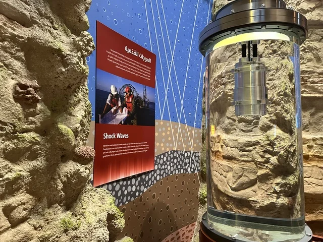 معروض لعمليات استخراج النفط في معرض الطاقة فى مركز الملك عبدالعزيز الثقافي العالمي ( إثراء ) بالظهران ، المنطقة الشرقية، المملكة العربية السعودية، يوم 19 من يناير 2026 ، فعالية تسلط الضوء على مصادر الطاقة والتقنيات الحديثة، معروضات تعليمية وتجارب علمية مبتكرة، محتوى تعريفي يربط بين الاستدامة والابتكار، أجواء ثقافية ملهمة تناسب جميع الفئات.