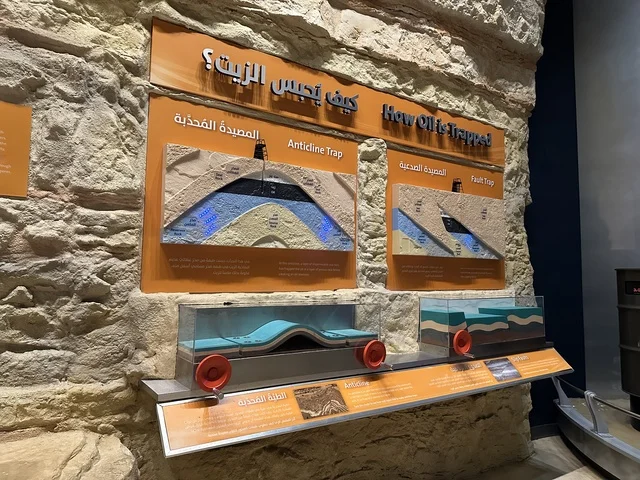 معروض لعمليات استخراج النفط في معرض الطاقة فى مركز الملك عبدالعزيز الثقافي العالمي ( إثراء ) بالظهران ، المنطقة الشرقية، المملكة العربية السعودية، يوم 19 من يناير 2026 ، فعالية تسلط الضوء على مصادر الطاقة والتقنيات الحديثة، معروضات تعليمية وتجارب علمية مبتكرة، محتوى تعريفي يربط بين الاستدامة والابتكار، أجواء ثقافية ملهمة تناسب جميع الفئات.