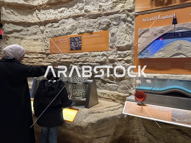 معروض لعمليات استخراج النفط في معرض الطاقة فى مركز الملك عبدالعزيز الثقافي العالمي ( إثراء ) بالظهران ، المنطقة الشرقية، المملكة العربية السعودية، يوم 19 من يناير 2026 ، فعالية تسلط الضوء على مصادر الطاقة والتقنيات الحديثة، معروضات تعليمية وتجارب علمية مبتكرة، محتوى تعريفي يربط بين الاستدامة والابتكار، أجواء ثقافية ملهمة تناسب جميع الفئات.