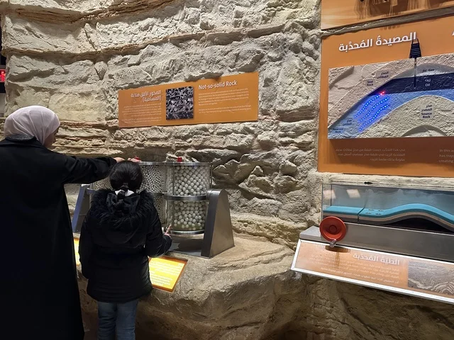 معروض لعمليات استخراج النفط في معرض الطاقة فى مركز الملك عبدالعزيز الثقافي العالمي ( إثراء ) بالظهران ، المنطقة الشرقية، المملكة العربية السعودية، يوم 19 من يناير 2026 ، فعالية تسلط الضوء على مصادر الطاقة والتقنيات الحديثة، معروضات تعليمية وتجارب علمية مبتكرة، محتوى تعريفي يربط بين الاستدامة والابتكار، أجواء ثقافية ملهمة تناسب جميع الفئات.