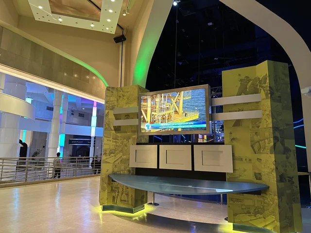 شاشة الكترونية حديثة  في معرض الطاقة فى مركز الملك عبدالعزيز الثقافي العالمي ( إثراء ) بالظهران ، المنطقة الشرقية، المملكة العربية السعودية، يوم 19 من يناير 2026 ، فعالية تسلط الضوء على مصادر الطاقة والتقنيات الحديثة، معروضات تعليمية وتجارب علمية مبتكرة، محتوى تعريفي يربط بين الاستدامة والابتكار، أجواء ثقافية ملهمة تناسب جميع الفئات.