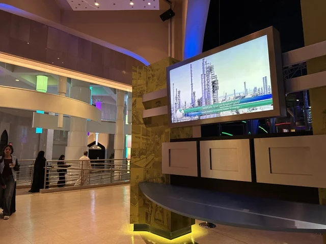 شاشة الكترونية حديثة  في معرض الطاقة فى مركز الملك عبدالعزيز الثقافي العالمي ( إثراء ) بالظهران ، المنطقة الشرقية، المملكة العربية السعودية، يوم 19 من يناير 2026 ، فعالية تسلط الضوء على مصادر الطاقة والتقنيات الحديثة، معروضات تعليمية وتجارب علمية مبتكرة، محتوى تعريفي يربط بين الاستدامة والابتكار، أجواء ثقافية ملهمة تناسب جميع الفئات.