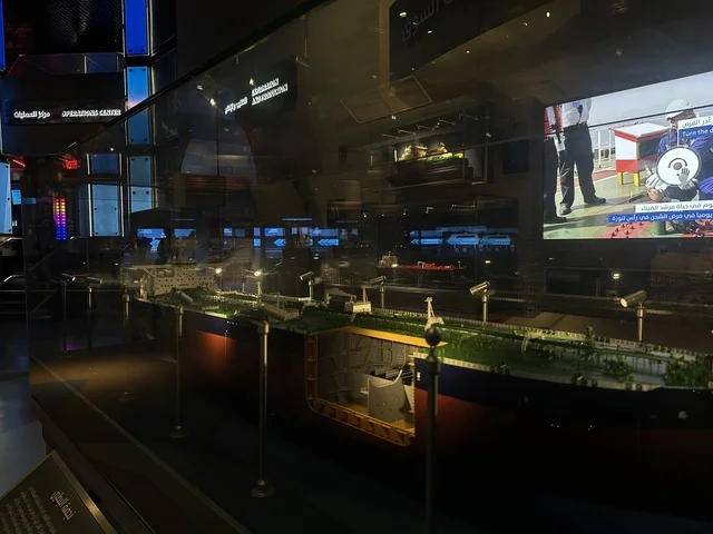 شاشة الكترونية حديثة  في معرض الطاقة فى مركز الملك عبدالعزيز الثقافي العالمي ( إثراء ) بالظهران ، المنطقة الشرقية، المملكة العربية السعودية، يوم 19 من يناير 2026 ، فعالية تسلط الضوء على مصادر الطاقة والتقنيات الحديثة، معروضات تعليمية وتجارب علمية مبتكرة، محتوى تعريفي يربط بين الاستدامة والابتكار، أجواء ثقافية ملهمة تناسب جميع الفئات.