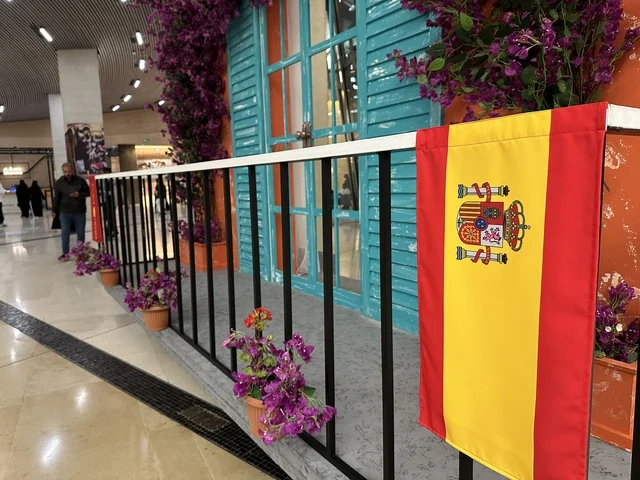 طابع معماري أوروبي في فعالية شارع أسبانيا في  مركز الملك عبدالعزيز الثقافي العالمي "إثراء" بمدينة الظهران في المنطقة الشرقية، المملكة العربية السعودية، يوم 11 من أكتوبر 2025، تجربة ثقافية وترفيهية ، عروض موسيقية وفنية حية، رقصات فلامنكو وفعاليات تفاعلية، مطاعم ومقاهي بطابع اسباني،  أنشطة مناسبة العائلات والأطفال، أجواء احتفالية نابضة بالحياة.