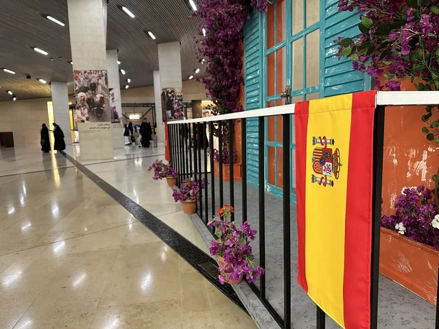 طابع معماري أوروبي في فعالية شارع أسبانيا في  مركز الملك عبدالعزيز الثقافي العالمي "إثراء" بمدينة الظهران في المنطقة الشرقية، المملكة العربية السعودية، يوم 11 من أكتوبر 2025، تجربة ثقافية وترفيهية ، عروض موسيقية وفنية حية، رقصات فلامنكو وفعاليات تفاعلية، مطاعم ومقاهي بطابع اسباني،  أنشطة مناسبة العائلات والأطفال، أجواء احتفالية نابضة بالحياة.