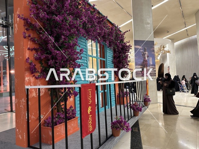 طابع معماري أوروبي في فعالية شارع أسبانيا في  مركز الملك عبدالعزيز الثقافي العالمي "إثراء" بمدينة الظهران في المنطقة الشرقية، المملكة العربية السعودية، يوم 11 من أكتوبر 2025، تجربة ثقافية وترفيهية ، عروض موسيقية وفنية حية، رقصات فلامنكو وفعاليات تفاعلية، مطاعم ومقاهي بطابع اسباني،  أنشطة مناسبة العائلات والأطفال، أجواء احتفالية نابضة بالحياة.