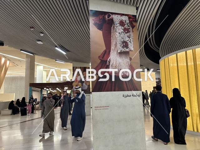 تجربة ثقافية وترفيهية في  فعالية شارع أسبانيا في  مركز الملك عبدالعزيز الثقافي العالمي "إثراء" بمدينة الظهران في المنطقة الشرقية، المملكة العربية السعودية، يوم 11 من أكتوبر 2025، عروض موسيقية وفنية حية، رقصات فلامنكو وفعاليات تفاعلية، مطاعم ومقاهي بطابع اسباني،  أنشطة مناسبة العائلات والأطفال، أجواء احتفالية نابضة بالحياة.