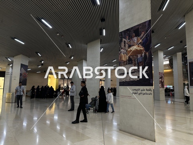 تجربة ثقافية وترفيهية في  فعالية شارع أسبانيا في  مركز الملك عبدالعزيز الثقافي العالمي "إثراء" بمدينة الظهران في المنطقة الشرقية، المملكة العربية السعودية، يوم 11 من أكتوبر 2025، عروض موسيقية وفنية حية، رقصات فلامنكو وفعاليات تفاعلية، مطاعم ومقاهي بطابع اسباني،  أنشطة مناسبة العائلات والأطفال، أجواء احتفالية نابضة بالحياة.