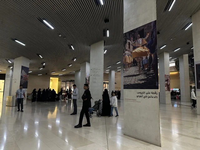 تجربة ثقافية وترفيهية في  فعالية شارع أسبانيا في  مركز الملك عبدالعزيز الثقافي العالمي "إثراء" بمدينة الظهران في المنطقة الشرقية، المملكة العربية السعودية، يوم 11 من أكتوبر 2025، عروض موسيقية وفنية حية، رقصات فلامنكو وفعاليات تفاعلية، مطاعم ومقاهي بطابع اسباني،  أنشطة مناسبة العائلات والأطفال، أجواء احتفالية نابضة بالحياة.