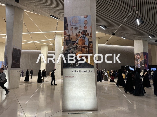 تجربة ثقافية وترفيهية في  فعالية شارع أسبانيا في  مركز الملك عبدالعزيز الثقافي العالمي "إثراء" بمدينة الظهران في المنطقة الشرقية، المملكة العربية السعودية، يوم 11 من أكتوبر 2025، عروض موسيقية وفنية حية، رقصات فلامنكو وفعاليات تفاعلية، مطاعم ومقاهي بطابع اسباني،  أنشطة مناسبة العائلات والأطفال، أجواء احتفالية نابضة بالحياة.