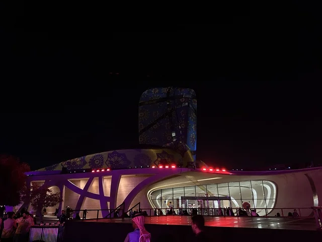 التصميم الخارجي لمركز الملك عبدالعزيز الثقافي العالمي ، فعالية شارع أسبانيا  في مركز إثراء بمدينة الظهران في المنطقة الشرقية، المملكة العربية السعودية، يوم 11 من أكتوبر 2025، تجربة ثقافية وترفيهية ، عروض موسيقية وفنية حية، رقصات فلامنكو وفعاليات تفاعلية، مطاعم ومقاهي بطابع اسباني،  أنشطة مناسبة العائلات والأطفال، أجواء احتفالية نابضة بالحياة.