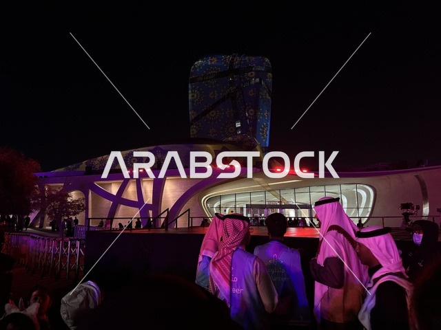 التصميم الخارجي لمركز الملك عبدالعزيز الثقافي العالمي ، فعالية شارع أسبانيا  في مركز إثراء بمدينة الظهران في المنطقة الشرقية، المملكة العربية السعودية، يوم 11 من أكتوبر 2025، تجربة ثقافية وترفيهية ، عروض موسيقية وفنية حية، رقصات فلامنكو وفعاليات تفاعلية، مطاعم ومقاهي بطابع اسباني،  أنشطة مناسبة العائلات والأطفال، أجواء احتفالية نابضة بالحياة.