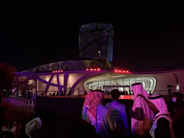 التصميم الخارجي لمركز الملك عبدالعزيز الثقافي العالمي ، فعالية شارع أسبانيا  في مركز إثراء بمدينة الظهران في المنطقة الشرقية، المملكة العربية السعودية، يوم 11 من أكتوبر 2025، تجربة ثقافية وترفيهية ، عروض موسيقية وفنية حية، رقصات فلامنكو وفعاليات تفاعلية، مطاعم ومقاهي بطابع اسباني،  أنشطة مناسبة العائلات والأطفال، أجواء احتفالية نابضة بالحياة.