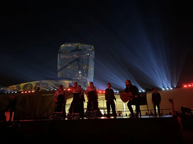 التصميم الخارجي لمركز الملك عبدالعزيز الثقافي العالمي ، فعالية شارع أسبانيا  في مركز إثراء بمدينة الظهران في المنطقة الشرقية، المملكة العربية السعودية، يوم 11 من أكتوبر 2025، تجربة ثقافية وترفيهية ، عروض موسيقية وفنية حية، رقصات فلامنكو وفعاليات تفاعلية، مطاعم ومقاهي بطابع اسباني،  أنشطة مناسبة العائلات والأطفال، أجواء احتفالية نابضة بالحياة.