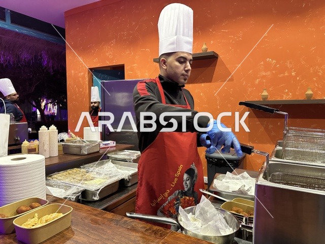 مطعم بطابع اسباني في فعالية شارع أسبانيا في  مركز الملك عبدالعزيز الثقافي العالمي "إثراء" بمدينة الظهران في المنطقة الشرقية، المملكة العربية السعودية، يوم 11 من أكتوبر 2025، تجربة ثقافية وترفيهية ، عروض موسيقية وفنية حية، رقصات فلامنكو وفعاليات تفاعلية، أنشطة مناسبة العائلات والأطفال، أجواء احتفالية نابضة بالحياة.