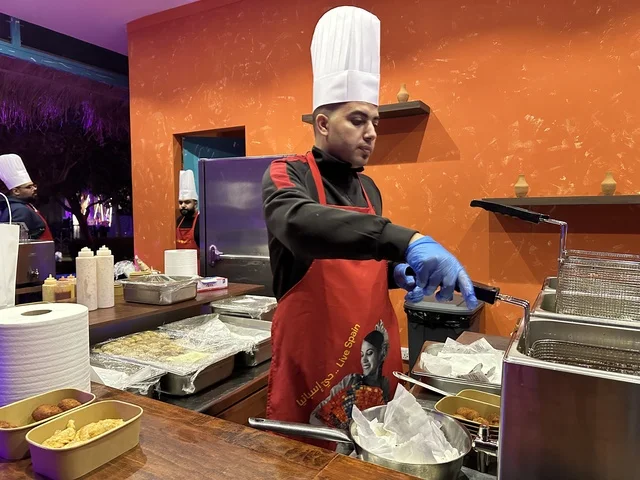 مطعم بطابع اسباني في فعالية شارع أسبانيا في  مركز الملك عبدالعزيز الثقافي العالمي "إثراء" بمدينة الظهران في المنطقة الشرقية، المملكة العربية السعودية، يوم 11 من أكتوبر 2025، تجربة ثقافية وترفيهية ، عروض موسيقية وفنية حية، رقصات فلامنكو وفعاليات تفاعلية، أنشطة مناسبة العائلات والأطفال، أجواء احتفالية نابضة بالحياة.