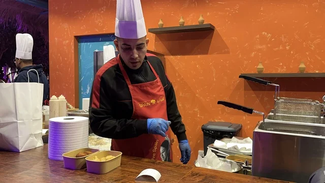 مطعم بطابع اسباني في فعالية شارع أسبانيا في  مركز الملك عبدالعزيز الثقافي العالمي "إثراء" بمدينة الظهران في المنطقة الشرقية، المملكة العربية السعودية، يوم 11 من أكتوبر 2025، تجربة ثقافية وترفيهية ، عروض موسيقية وفنية حية، رقصات فلامنكو وفعاليات تفاعلية، أنشطة مناسبة العائلات والأطفال، أجواء احتفالية نابضة بالحياة.