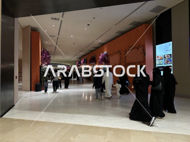 تجمع الزوار في فعالية شارع أسبانيا في  مركز الملك عبدالعزيز الثقافي العالمي "إثراء" بمدينة الظهران في المنطقة الشرقية، المملكة العربية السعودية، يوم 11 من أكتوبر 2025، تجربة ثقافية وترفيهية ، عروض موسيقية وفنية حية، رقصات فلامنكو وفعاليات تفاعلية،  مطاعم ومقاهي بطابع اسباني، أنشطة مناسبة العائلات والأطفال، أجواء احتفالية نابضة بالحياة.