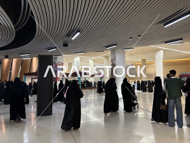 تجمع الزوار في فعالية شارع أسبانيا في  مركز الملك عبدالعزيز الثقافي العالمي "إثراء" بمدينة الظهران في المنطقة الشرقية، المملكة العربية السعودية، يوم 11 من أكتوبر 2025، تجربة ثقافية وترفيهية ، عروض موسيقية وفنية حية، رقصات فلامنكو وفعاليات تفاعلية،  مطاعم ومقاهي بطابع اسباني، أنشطة مناسبة العائلات والأطفال، أجواء احتفالية نابضة بالحياة.