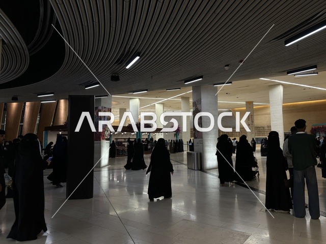 تجمع الزوار في فعالية شارع أسبانيا في  مركز الملك عبدالعزيز الثقافي العالمي "إثراء" بمدينة الظهران في المنطقة الشرقية، المملكة العربية السعودية، يوم 11 من أكتوبر 2025، تجربة ثقافية وترفيهية ، عروض موسيقية وفنية حية، رقصات فلامنكو وفعاليات تفاعلية،  مطاعم ومقاهي بطابع اسباني، أنشطة مناسبة العائلات والأطفال، أجواء احتفالية نابضة بالحياة.