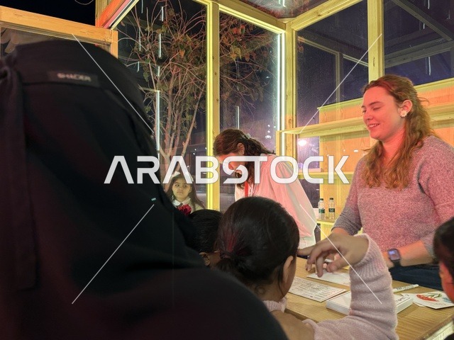 أنشطة تفاعلية للعائلات والأطفال  في فعالية شارع أسبانيا في  مركز الملك عبدالعزيز الثقافي العالمي "إثراء" بمدينة الظهران في المنطقة الشرقية، المملكة العربية السعودية، يوم 11 من أكتوبر 2025، تجربة ثقافية وترفيهية ، عروض موسيقية وفنية حية، رقصات فلامنكو ،  مطاعم ومقاهي بطابع اسباني، أجواء احتفالية نابضة بالحياة.