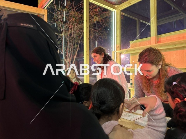 أنشطة تفاعلية للعائلات والأطفال  في فعالية شارع أسبانيا في  مركز الملك عبدالعزيز الثقافي العالمي "إثراء" بمدينة الظهران في المنطقة الشرقية، المملكة العربية السعودية، يوم 11 من أكتوبر 2025، تجربة ثقافية وترفيهية ، عروض موسيقية وفنية حية، رقصات فلامنكو ،  مطاعم ومقاهي بطابع اسباني، أجواء احتفالية نابضة بالحياة.