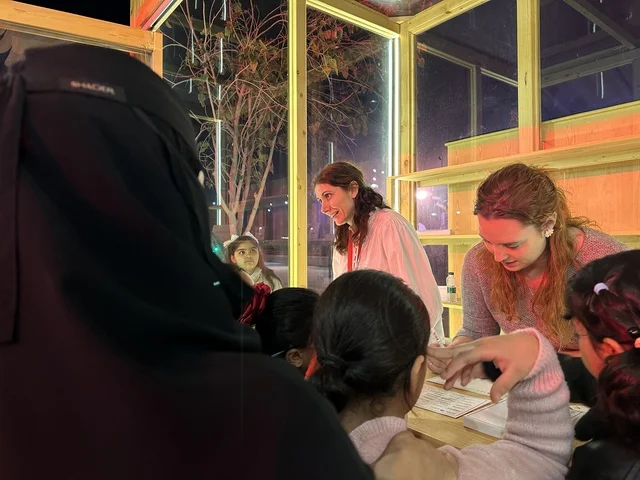 أنشطة تفاعلية للعائلات والأطفال  في فعالية شارع أسبانيا في  مركز الملك عبدالعزيز الثقافي العالمي "إثراء" بمدينة الظهران في المنطقة الشرقية، المملكة العربية السعودية، يوم 11 من أكتوبر 2025، تجربة ثقافية وترفيهية ، عروض موسيقية وفنية حية، رقصات فلامنكو ،  مطاعم ومقاهي بطابع اسباني، أجواء احتفالية نابضة بالحياة.