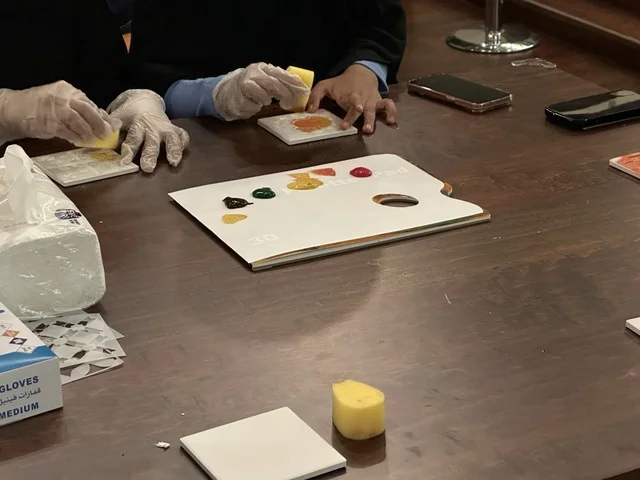 أنشطة تفاعلية للعائلات والأطفال  في فعالية شارع أسبانيا في  مركز الملك عبدالعزيز الثقافي العالمي "إثراء" بمدينة الظهران في المنطقة الشرقية، المملكة العربية السعودية، يوم 11 من أكتوبر 2025، تجربة ثقافية وترفيهية ، عروض موسيقية وفنية حية، رقصات فلامنكو ،  مطاعم ومقاهي بطابع اسباني، أجواء احتفالية نابضة بالحياة.