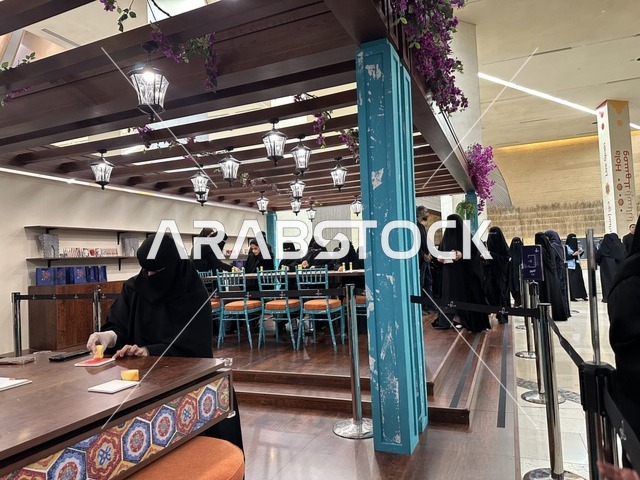 أنشطة تفاعلية للعائلات والأطفال  في فعالية شارع أسبانيا في  مركز الملك عبدالعزيز الثقافي العالمي "إثراء" بمدينة الظهران في المنطقة الشرقية، المملكة العربية السعودية، يوم 11 من أكتوبر 2025، تجربة ثقافية وترفيهية ، عروض موسيقية وفنية حية، رقصات فلامنكو ،  مطاعم ومقاهي بطابع اسباني، أجواء احتفالية نابضة بالحياة.