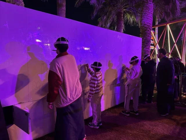 أنشطة تفاعلية للعائلات والأطفال  في فعالية شارع أسبانيا في  مركز الملك عبدالعزيز الثقافي العالمي "إثراء" بمدينة الظهران في المنطقة الشرقية، المملكة العربية السعودية، يوم 11 من أكتوبر 2025، تجربة ثقافية وترفيهية ، عروض موسيقية وفنية حية، رقصات فلامنكو ،  مطاعم ومقاهي بطابع اسباني، أجواء احتفالية نابضة بالحياة.