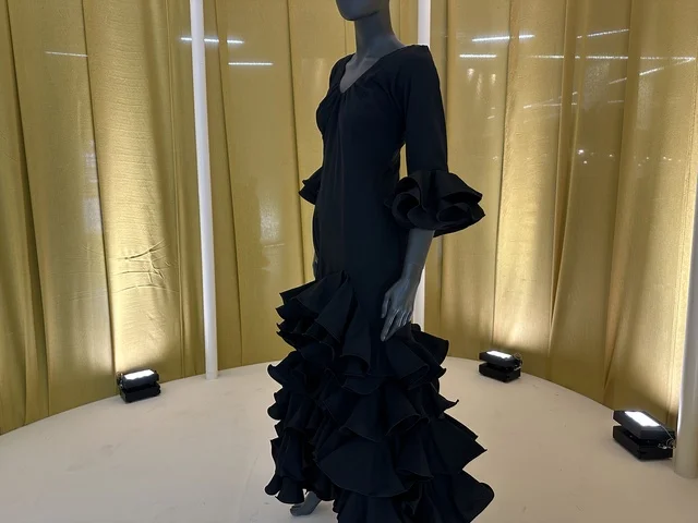 ازياء بطابع اسباني في فعالية شارع أسبانيا في  مركز الملك عبدالعزيز الثقافي العالمي "إثراء" بمدينة الظهران في المنطقة الشرقية، المملكة العربية السعودية، يوم 11 من أكتوبر 2025، تجربة ثقافية وترفيهية ، عروض موسيقية وفنية حية، رقصات فلامنكو ، أنشطة تفاعلية العائلات والأطفال ، مطاعم ومقاهي مختلفة ، أجواء احتفالية نابضة بالحياة.