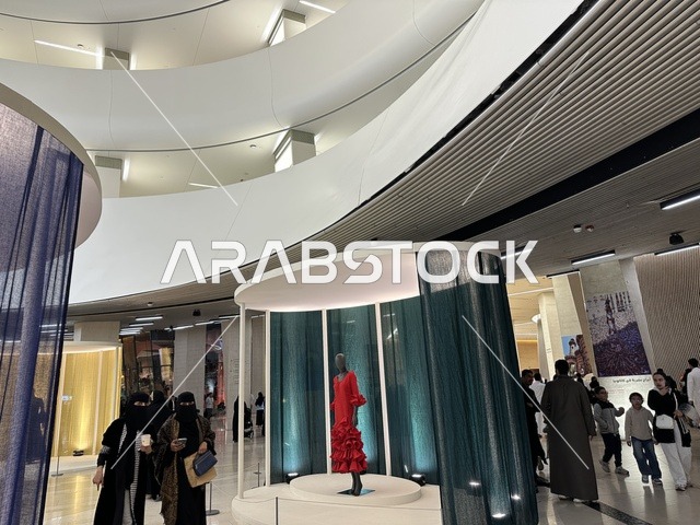 ازياء بطابع اسباني في فعالية شارع أسبانيا في  مركز الملك عبدالعزيز الثقافي العالمي "إثراء" بمدينة الظهران في المنطقة الشرقية، المملكة العربية السعودية، يوم 11 من أكتوبر 2025، تجربة ثقافية وترفيهية ، عروض موسيقية وفنية حية، رقصات فلامنكو ، أنشطة تفاعلية العائلات والأطفال ، مطاعم ومقاهي مختلفة ، أجواء احتفالية نابضة بالحياة.