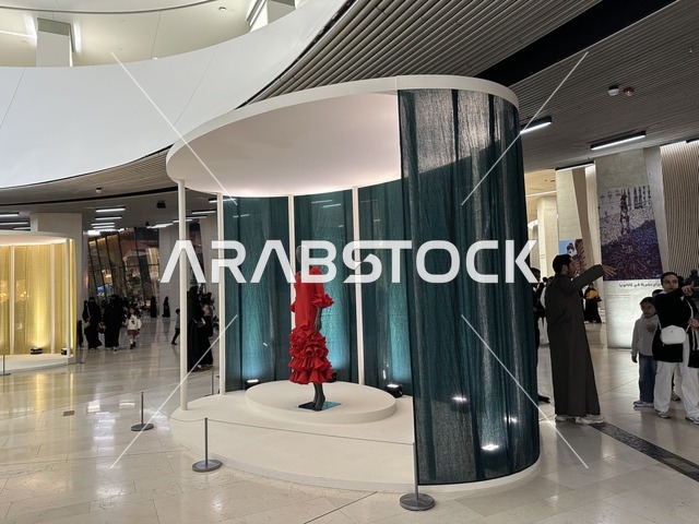 ازياء بطابع اسباني في فعالية شارع أسبانيا في  مركز الملك عبدالعزيز الثقافي العالمي "إثراء" بمدينة الظهران في المنطقة الشرقية، المملكة العربية السعودية، يوم 11 من أكتوبر 2025، تجربة ثقافية وترفيهية ، عروض موسيقية وفنية حية، رقصات فلامنكو ، أنشطة تفاعلية العائلات والأطفال ، مطاعم ومقاهي مختلفة ، أجواء احتفالية نابضة بالحياة.