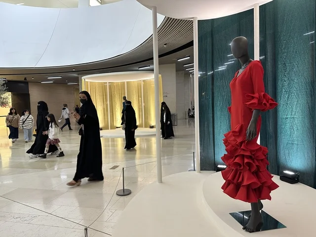 ازياء بطابع اسباني في فعالية شارع أسبانيا في  مركز الملك عبدالعزيز الثقافي العالمي "إثراء" بمدينة الظهران في المنطقة الشرقية، المملكة العربية السعودية، يوم 11 من أكتوبر 2025، تجربة ثقافية وترفيهية ، عروض موسيقية وفنية حية، رقصات فلامنكو ، أنشطة تفاعلية العائلات والأطفال ، مطاعم ومقاهي مختلفة ، أجواء احتفالية نابضة بالحياة.